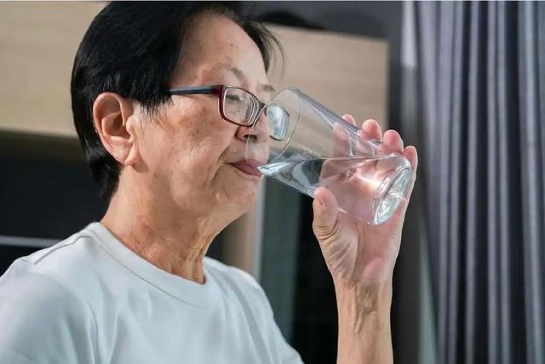 晨起喝水是错误的?医生建议:过了60岁,补水尽量要做到这4点