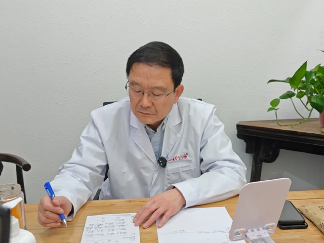 晨起喝水是错误的?医生建议:过了60岁,补水尽量要做到这4点