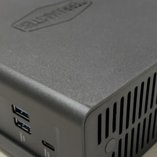 8 盘位全闪+万兆网口！铁威马 F8 SSD NAS 开箱，2199元值不值？