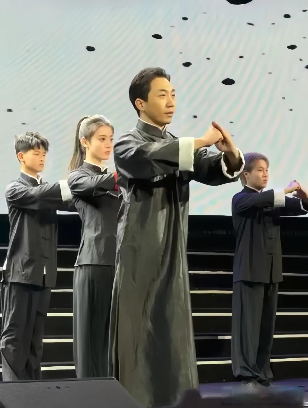 泡泡玛特年会创始人王宁表演咏春拳,沈腾等嘉宾现身现场,为啥能这么出圈?你有哪些有趣的年会经历?