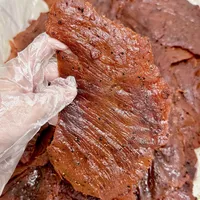 传统年味零食消费分化：猪肉脯成国民级零食品类，龙须酥与花生糖趋向小众文化符号