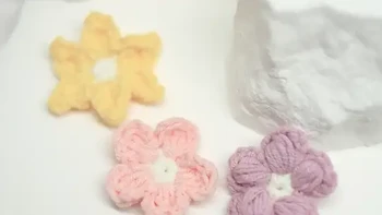 娃衣配饰三种小花的手工钩织教程详解 三种非常实用的小花的钩织教程来咯，教程非常详细。如果大家觉得自己钩织的娃衣太单调了，可以装饰上这三种小花，不管是衣服还是帽子，甚至做成发夹都很好看，一起动手钩起来吧 #针织花朵手工教程 #手工钩织花朵 #棉花娃娃衣服 #钩织教程 #手工针织花朵教程