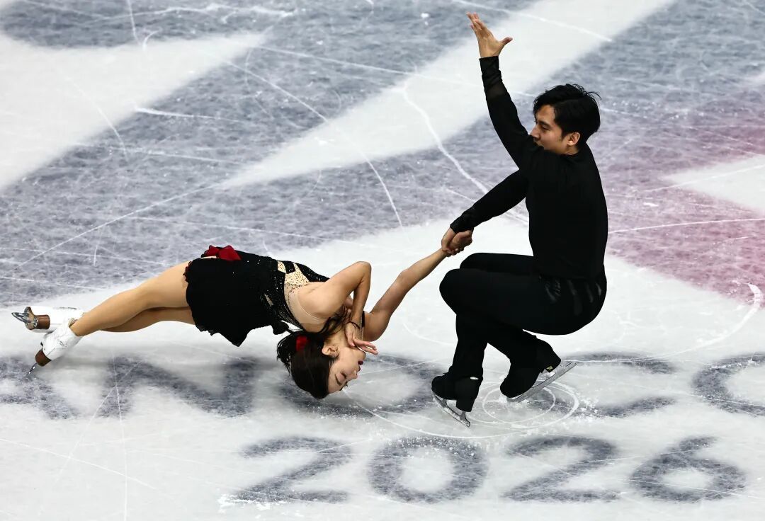 Happy New Year!隋文静韩聪米兰冬奥送福 72.66分带伤晋级贺除夕