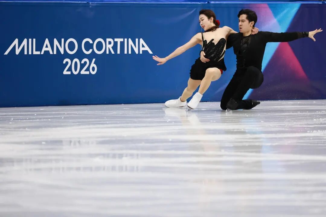 Happy New Year!隋文静韩聪米兰冬奥送福 72.66分带伤晋级贺除夕