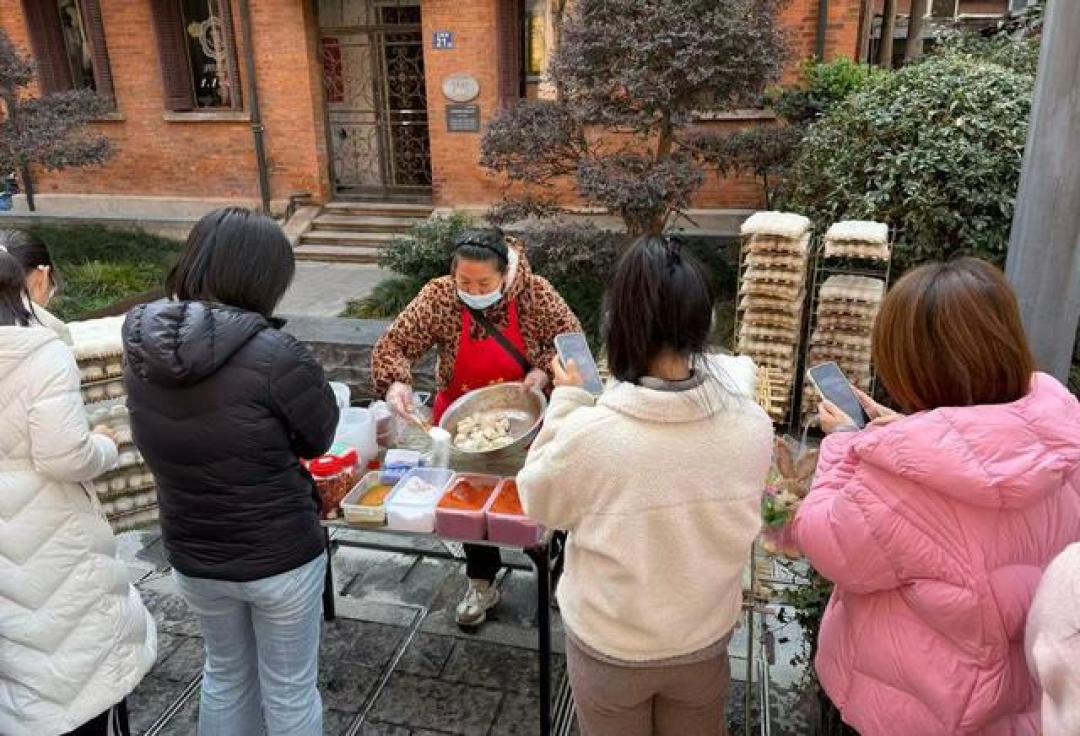 霉豆腐从网络火到街头,年轻人排队体验“自制”的快乐与风险