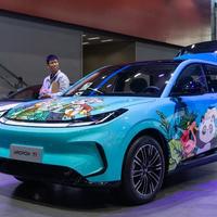 北汽极狐，被一辆小车“救”了