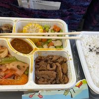 2025年“高铁零食刺客”退潮：高价策略难以为继，新规强化消费权益保障