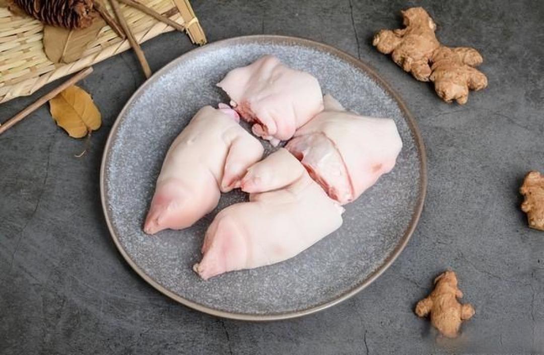 买猪蹄吃,要先分清“前蹄”和“后蹄”,教4个方法,一挑一个准