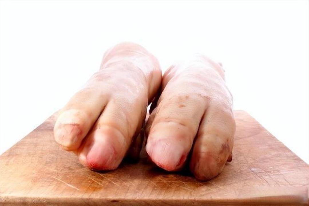 买猪蹄吃,要先分清“前蹄”和“后蹄”,教4个方法,一挑一个准