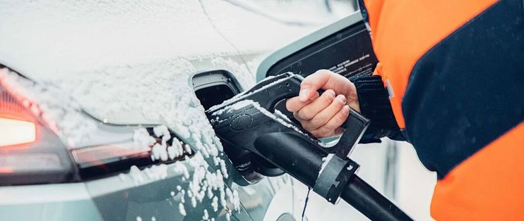 2025冬季实测:低温致电动车续航缩水最高超50%,热泵与电池预热成破局关键_新能源车_什么值得买
