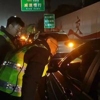 春节高速免费通行首日,有人提前两天上高速,恰好零点后通过,省1400元