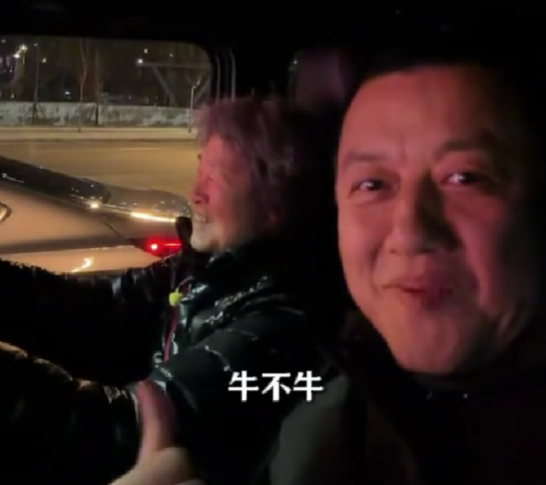 83岁母亲开车接李亚鹏回家:家里有老人是个宝!