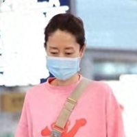 刘敏涛真懂减龄穿搭，粉色卫衣搭配百褶裙，让人瞬间年轻20岁不止