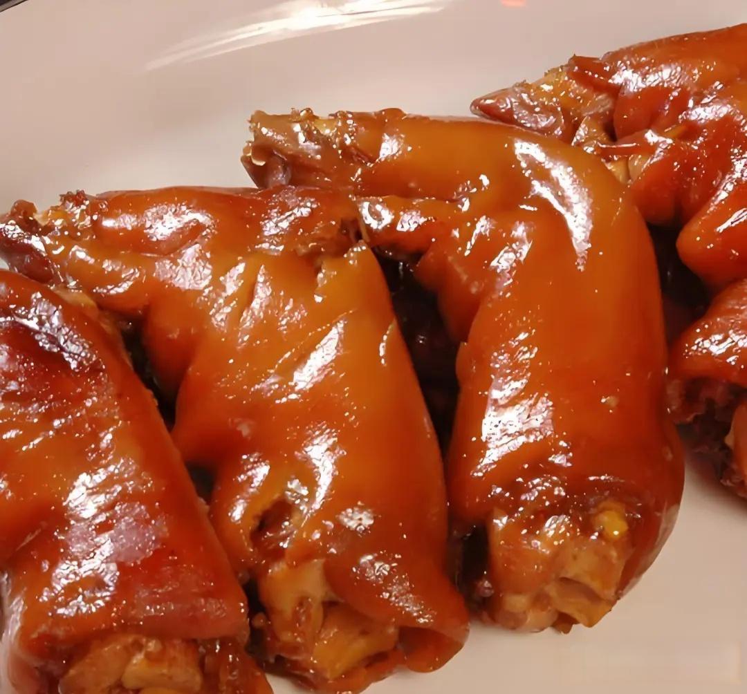 每年过年,你家年夜饭餐桌上必不可少的一道菜是什么?