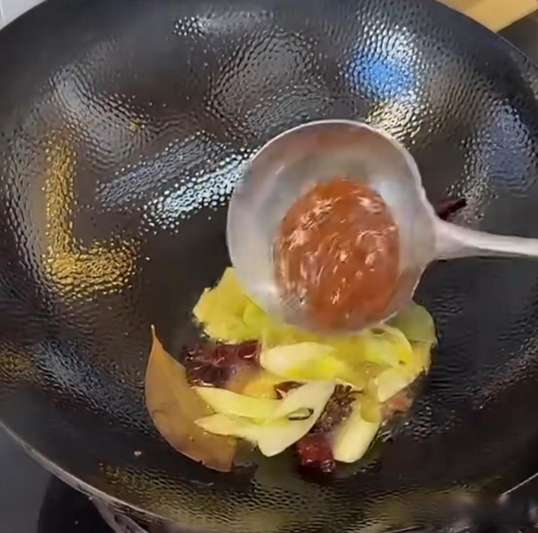 每年过年,你家年夜饭餐桌上必不可少的一道菜是什么?