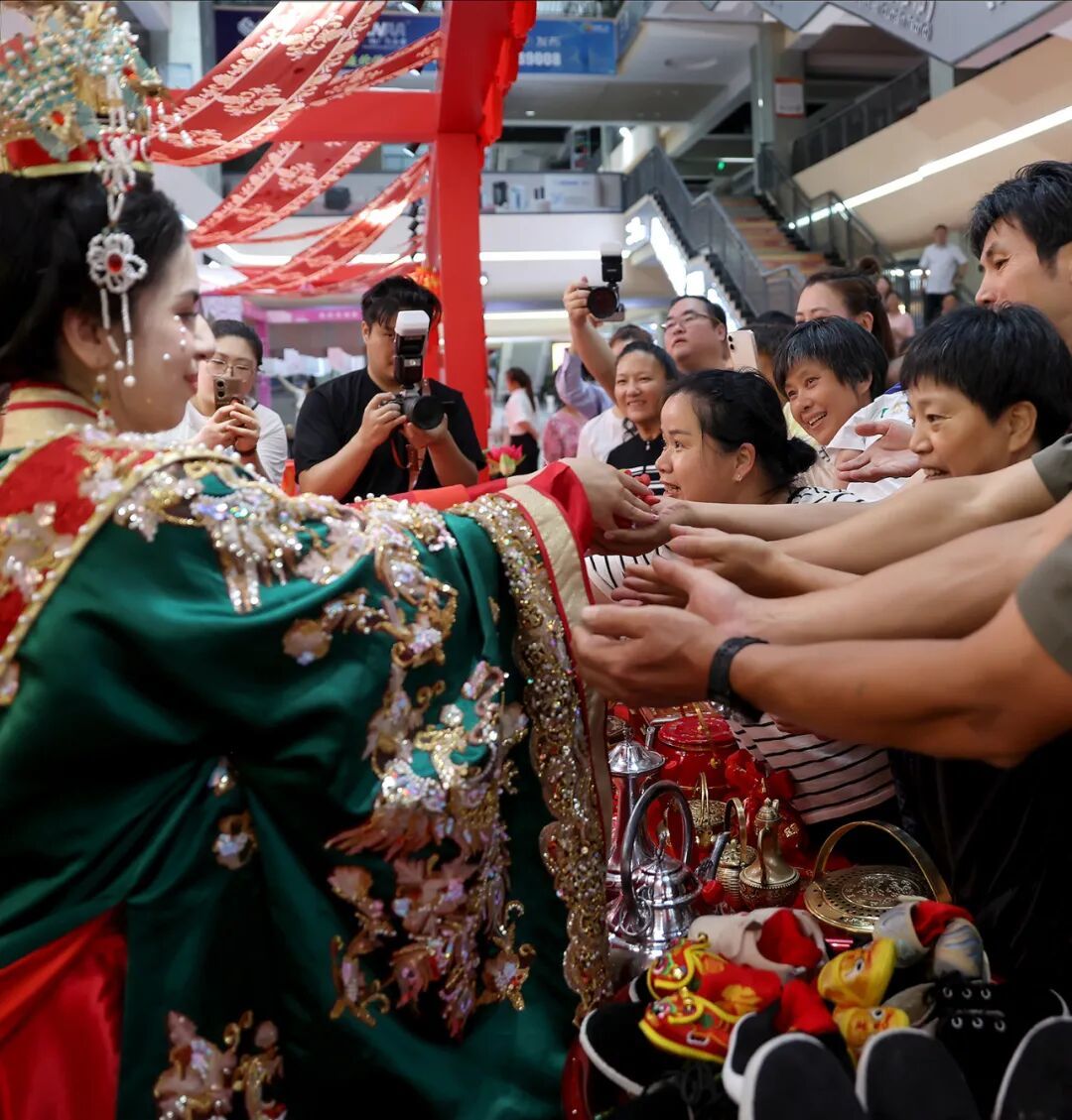 洋新人、秀民俗：传递中国式浪漫！