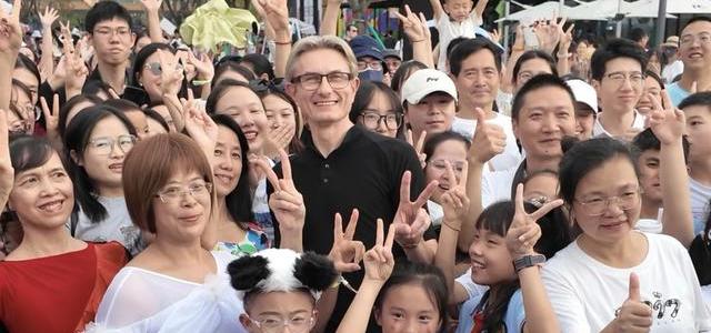 “法拉利裁判”现身成都荷花池！九头身男神称买不到裤子，原因笑哭！