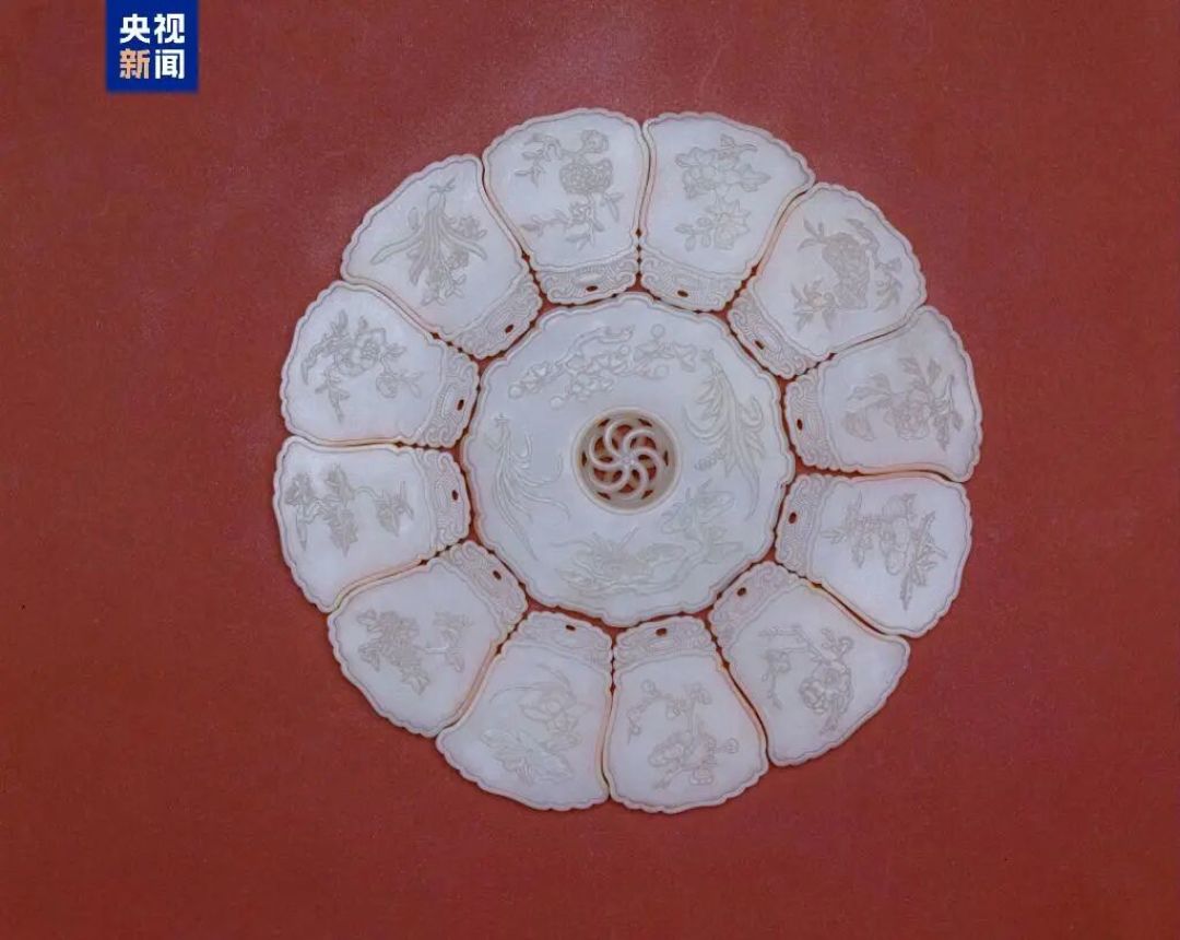 春晚舞台上出现2个“蔡明”，撒贝宁眉毛再上热搜！跑酷、醉拳、双节棍，今年的机器人太丝滑了，《动起来》火的时候，王一博才3岁......
