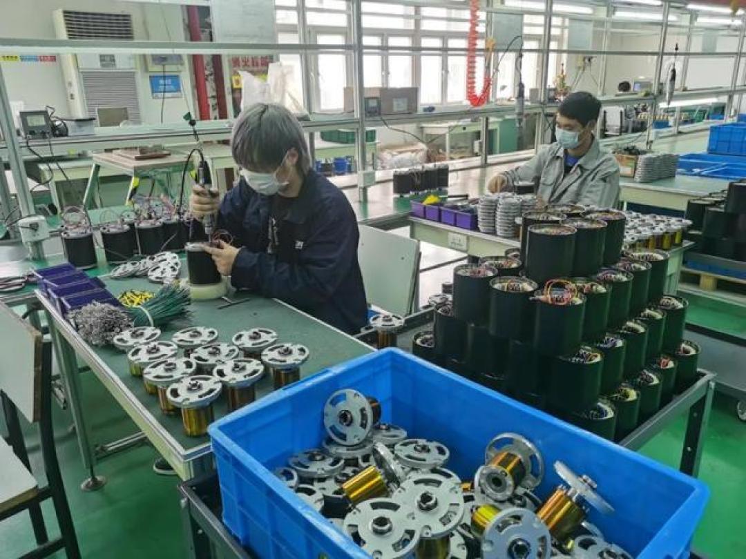 德国垄断了100年，日本引以为傲的磨镜技术，现在被云南人拿下