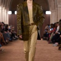 Acne Studios 2026春夏女装高级成衣发布秀，兼具叛逆与精致的当代女性。
