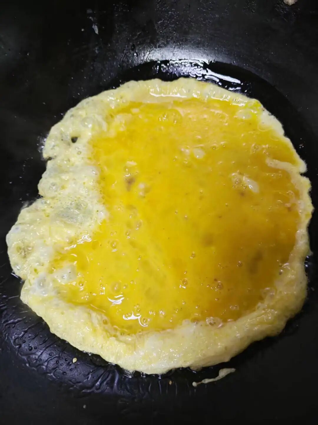 孩子的同学来家里吃饭,我炒的一盘鸡蛋抢着吃都不够,重新炒了一盘还不够,索性又炒了一盘