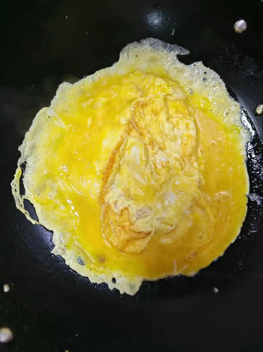 孩子的同学来家里吃饭,我炒的一盘鸡蛋抢着吃都不够,重新炒了一盘还不够,索性又炒了一盘