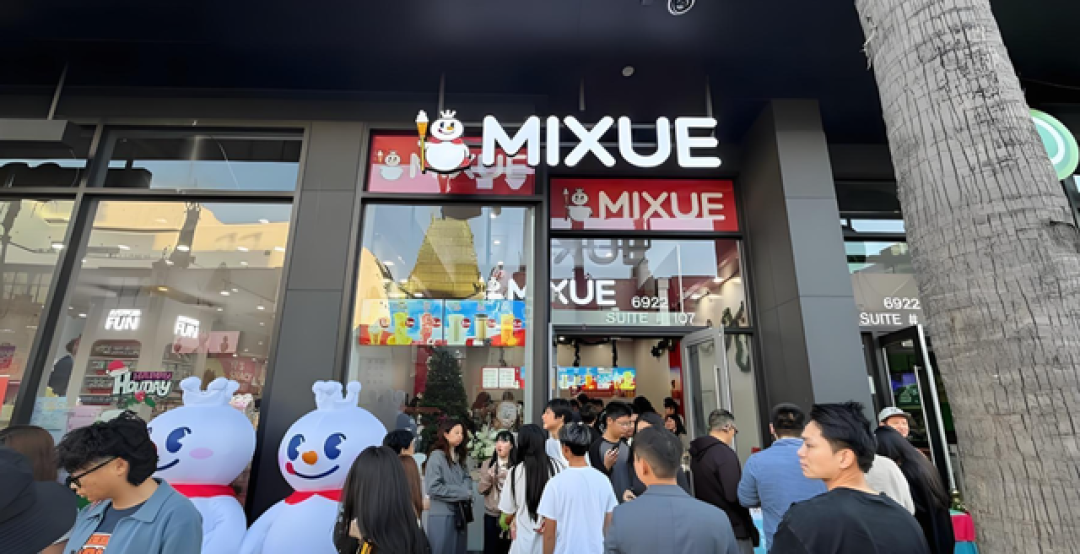 笑不活了!瑞幸躲山顶没用,蜜雪冰城追着开店,连海外都要贴脸刚