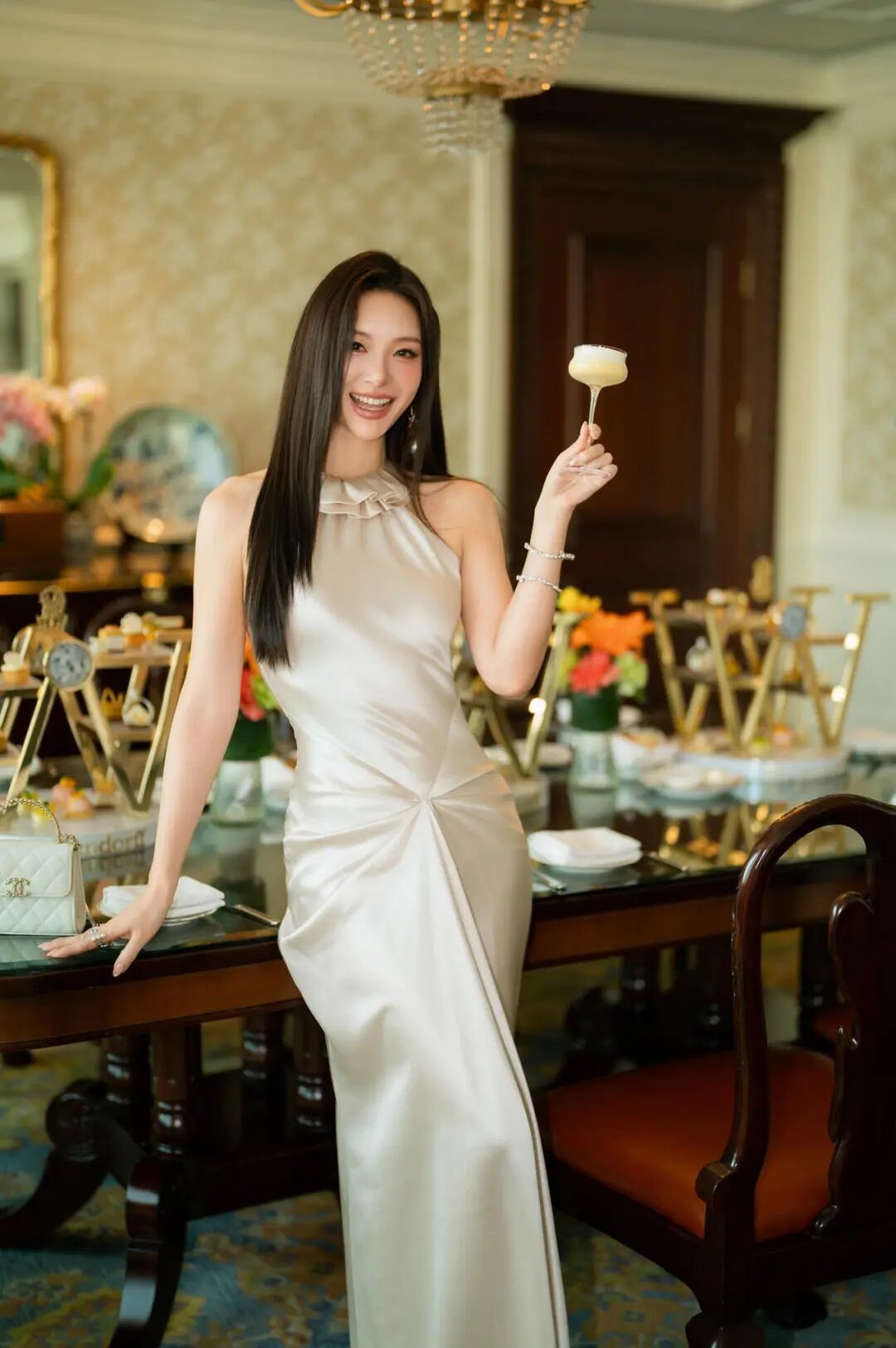 微胖女生的显贵救星｜「垂感面料+纵向线条」穿出纸片人名媛感！