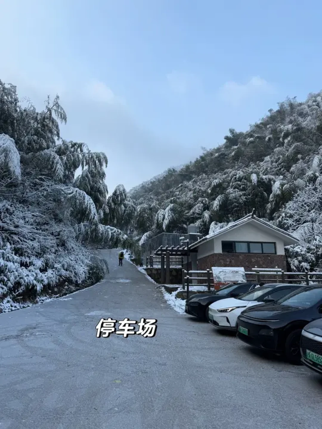 2.8鸬鸟山实况,纸天段开始爬,人少雪巨多!