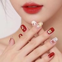 红唇闪眸，甲上藏春——我的新年妆容，是年味的温柔告白‌。