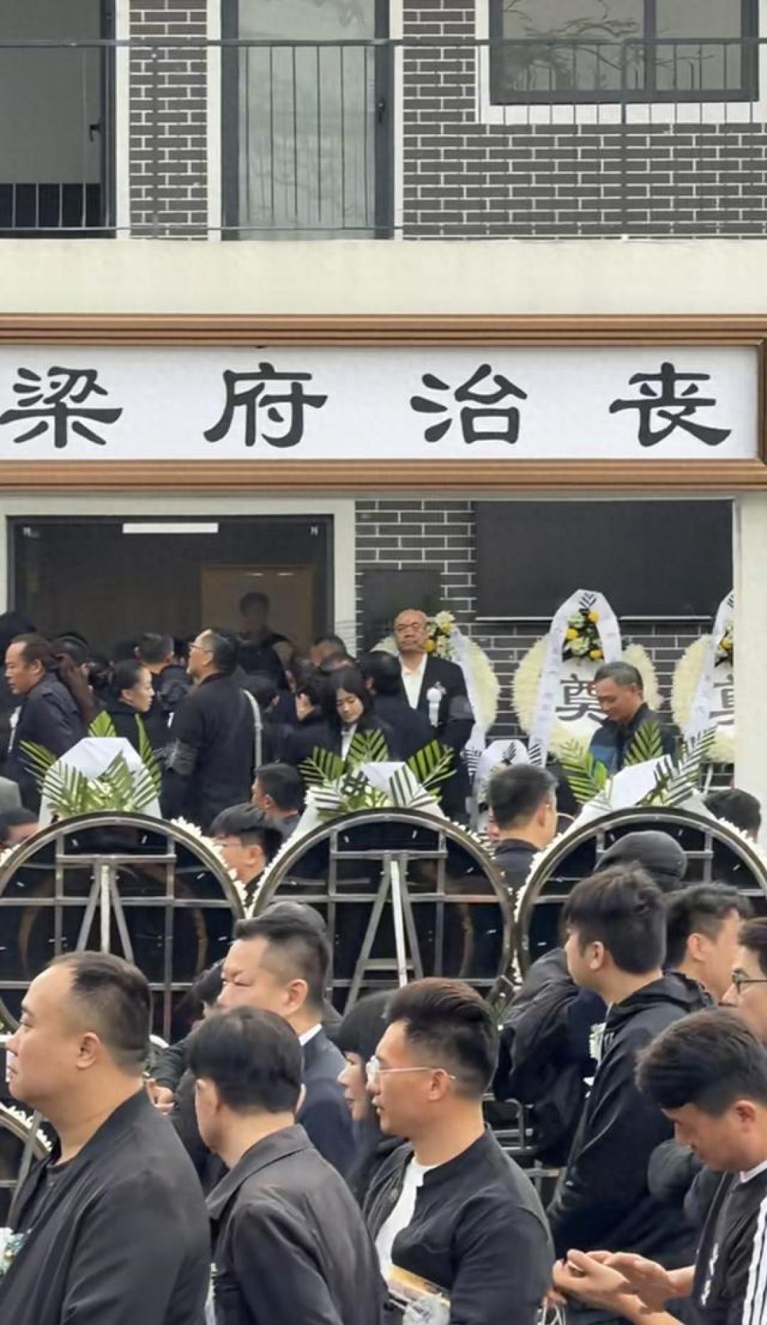 一场追悼会,戳穿梁小龙在香港的真实地位,原来成龙没说谎!