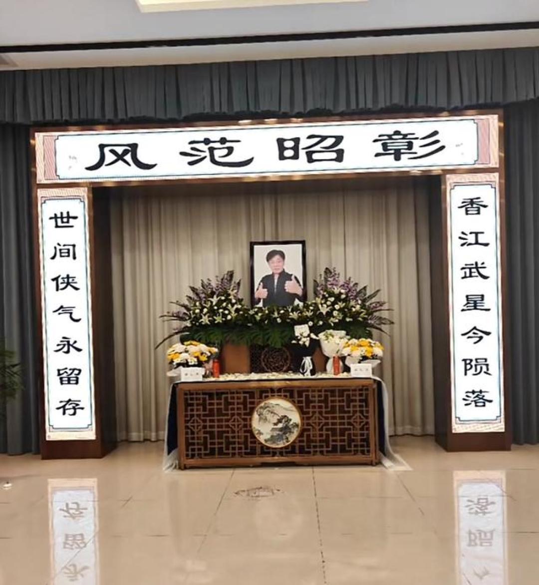 一场追悼会,看穿梁小龙在香港的真实地位,原来成龙没说谎