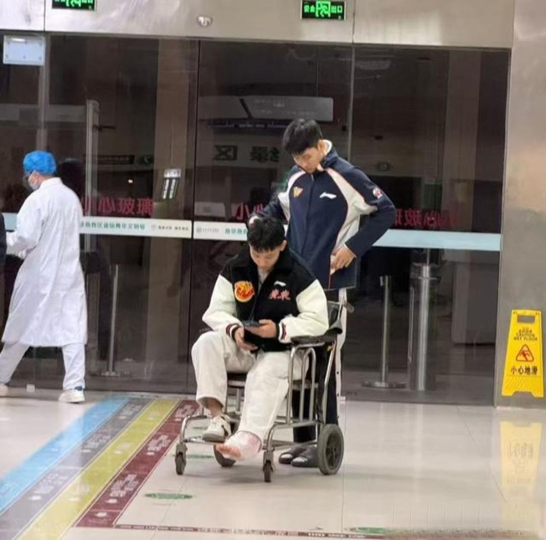 67次犯规+69次罚篮！广东伤4员大将，徐杰重伤坐轮椅去医院