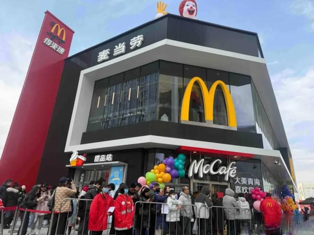 青海首家麦当劳开业,现场排起长队引发热议:都2025年了,才有吗