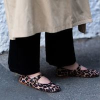 比黑色平底鞋更上相！今年秋冬时髦女生都换上豹纹鞋穿搭，好看又不贵的「豹纹平底鞋」哪里买一次推荐