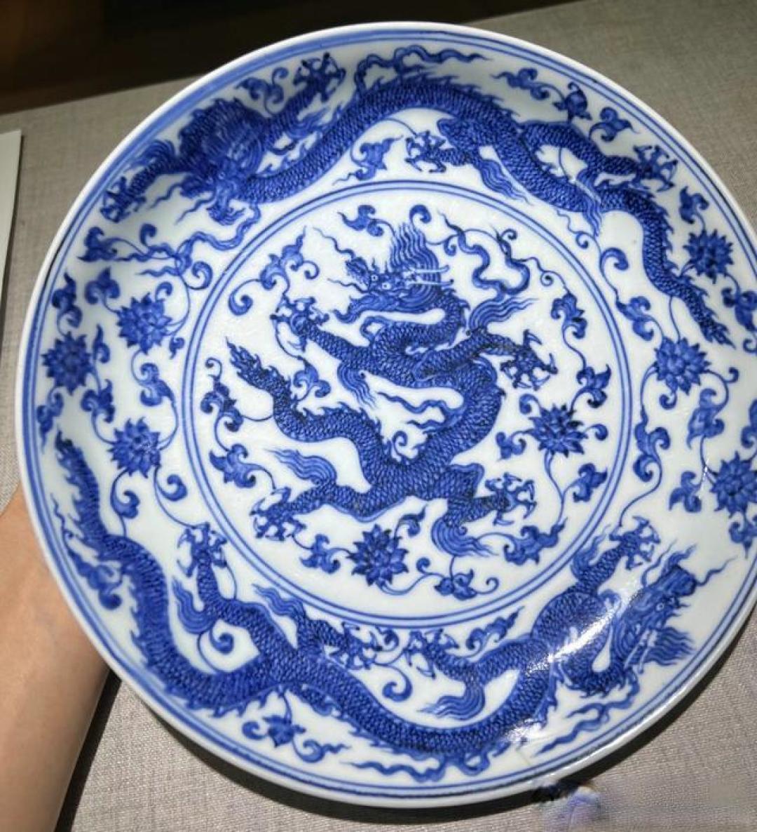 宣德青花龙纹盘,拍出1040万