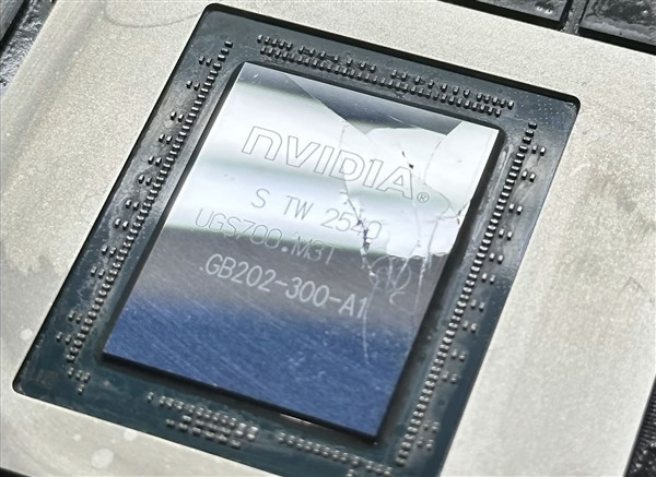 惨烈！顶级RTX 5090极限超频不堪重负：GPU核心直接开裂