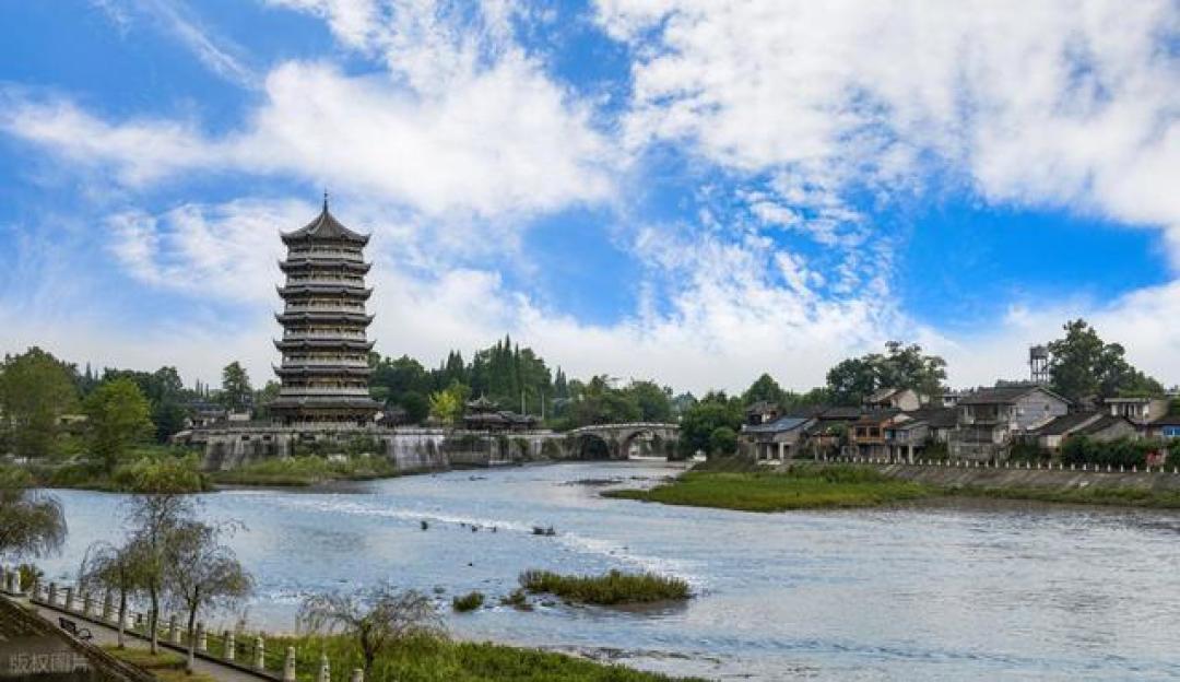带老伴逛成都周边！6 个冷门古镇，人少免费还能吃遍小吃
