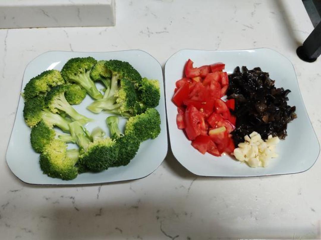 抗癌十一年,这道西兰花蒸西红柿黑木耳蒜末,适合免疫力较弱者吃