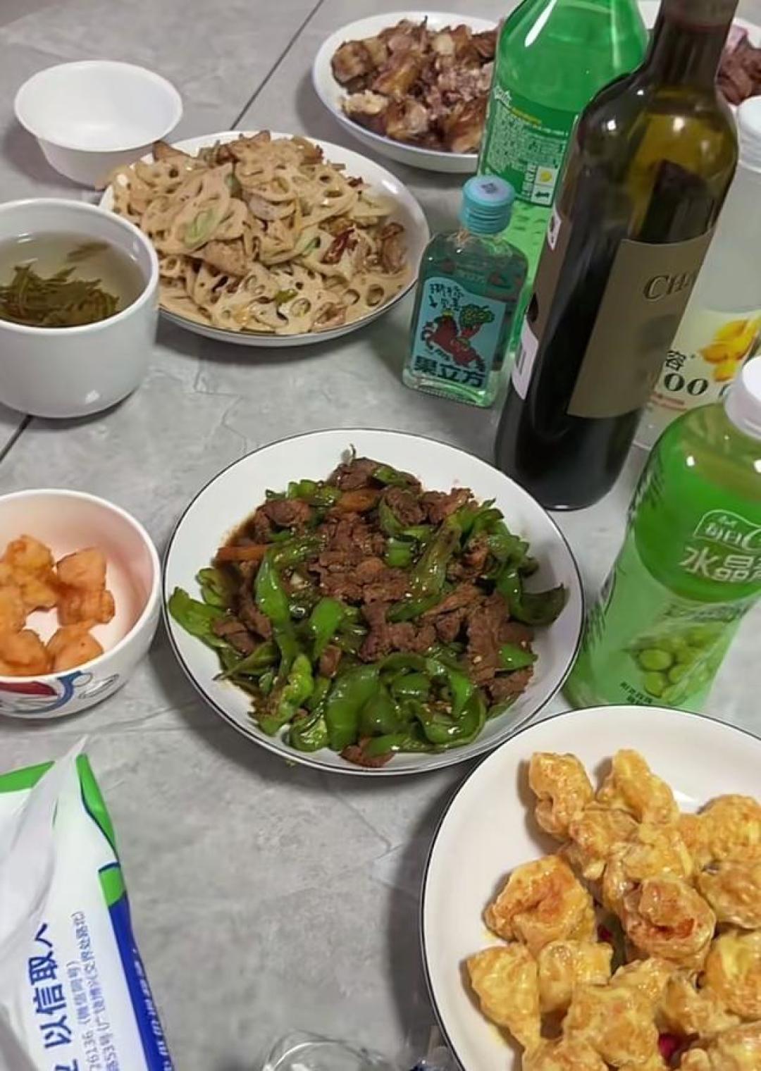 山东一家3口人的年夜饭,发朋友圈火了,网友:太寒酸,不忍看!