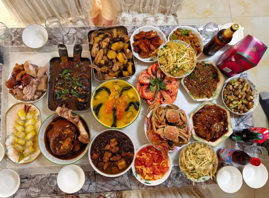 朋友圈斗图下午就开始了，年夜饭上桌啦