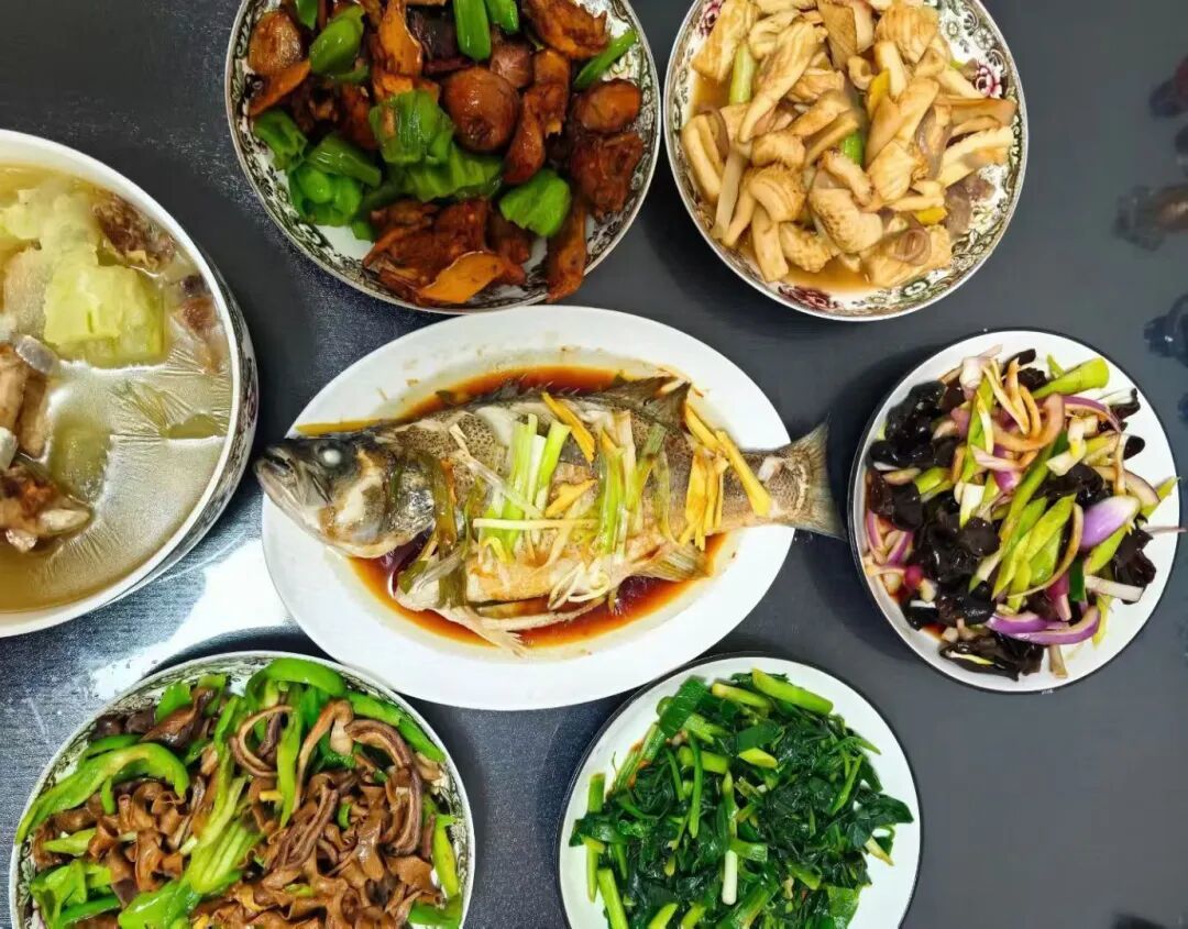 朋友圈斗图下午就开始了，年夜饭上桌啦