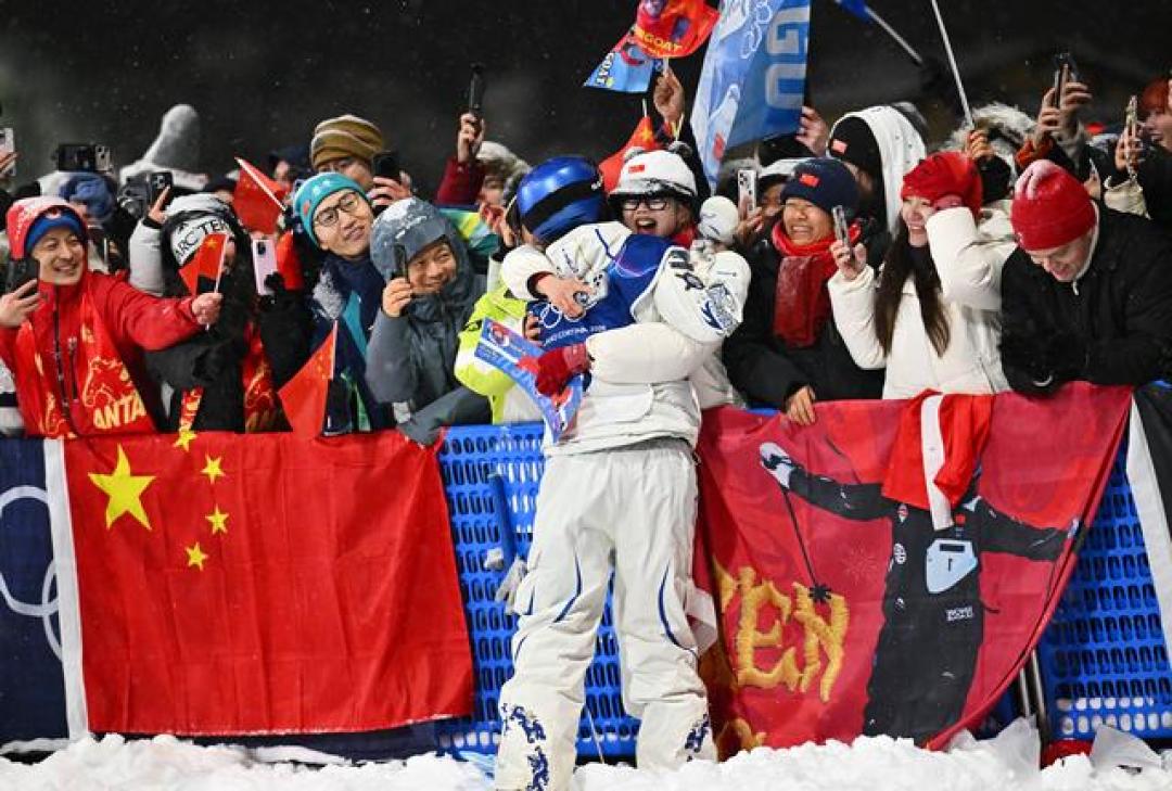 冬奥会∣龙跃马年再添银,风雪为笺贺新春——记谷爱凌赢得第五枚冬奥奖牌