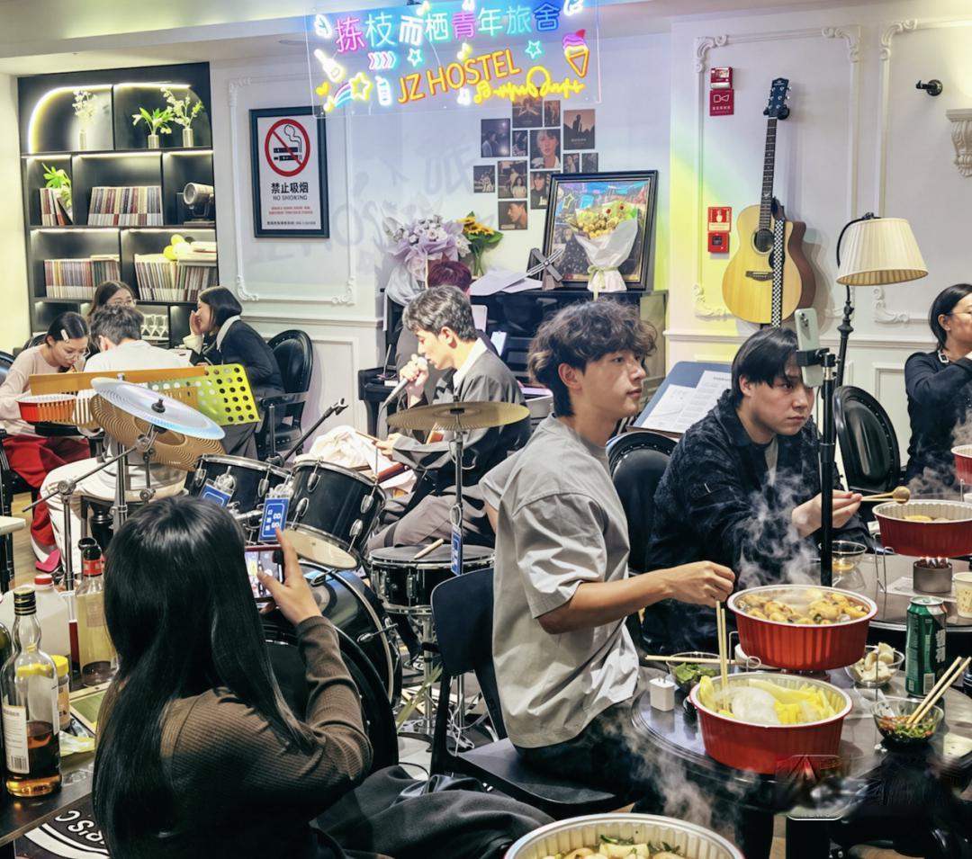 赶不上家里的年夜饭,这里过年也超有气氛!杭州这群年轻人,除夕夜摆起火锅宴