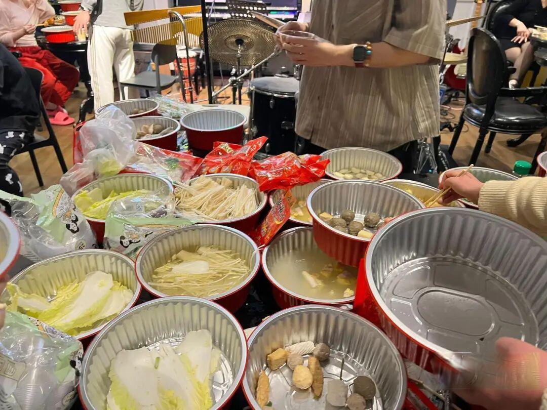 赶不上家里的年夜饭,这里过年也超有气氛!杭州这群年轻人,除夕夜摆起火锅宴