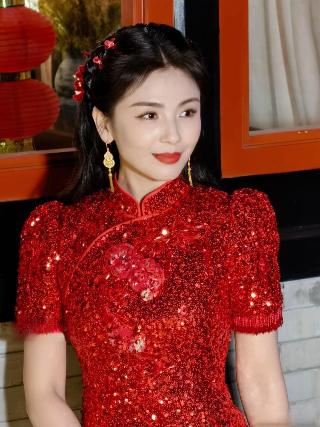 刘涛春晚红旗袍惊艳全场,非遗工艺绣出吉祥寓意与浓浓年味