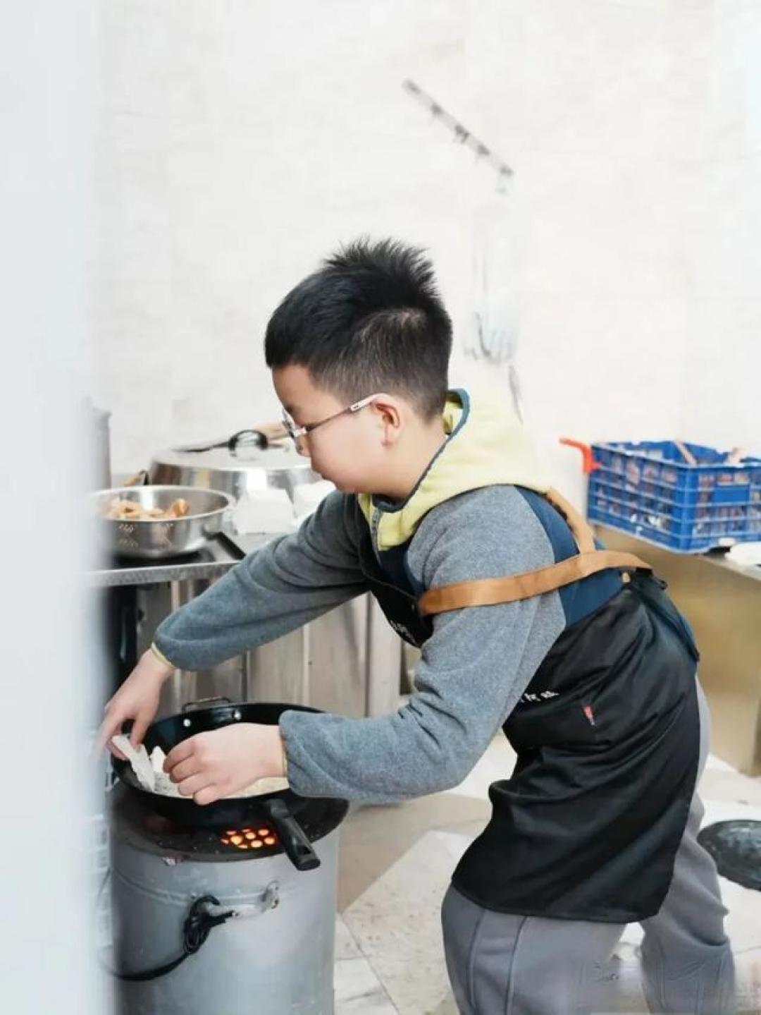 年轻人主理年夜饭：预制菜撑起场面，松弛感回归团圆