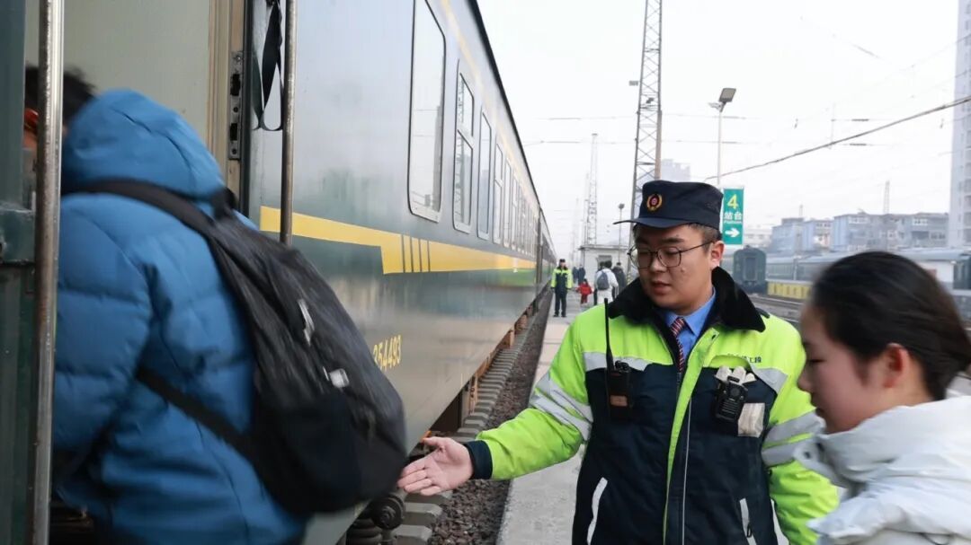K4046次列车上,这一幕被网友纷纷点赞!