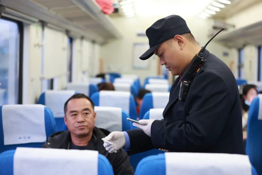 K4046次列车上,这一幕被网友纷纷点赞!