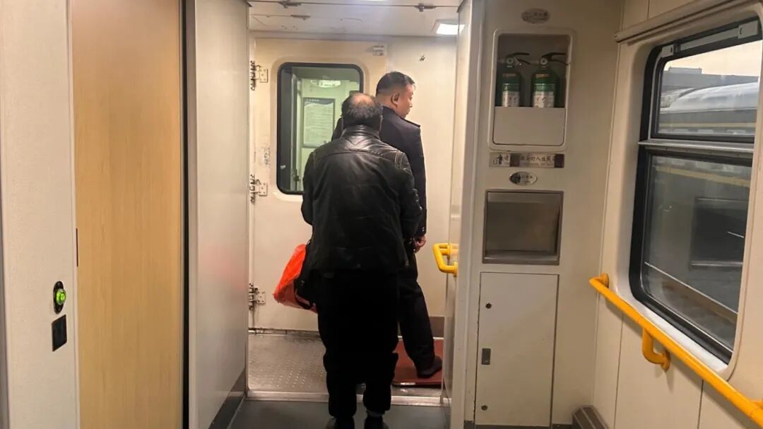 K4046次列车上,这一幕被网友纷纷点赞!